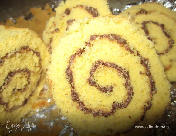 Бисквитный рулет с шоколадно-миндальной прослойкой. Бисквитный рулет с шоколадно-миндальной прослойкой.