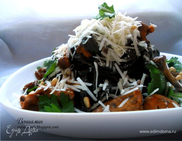 Паста с лисичками, чесночно-розмариновым маслом и кедровыми орешками