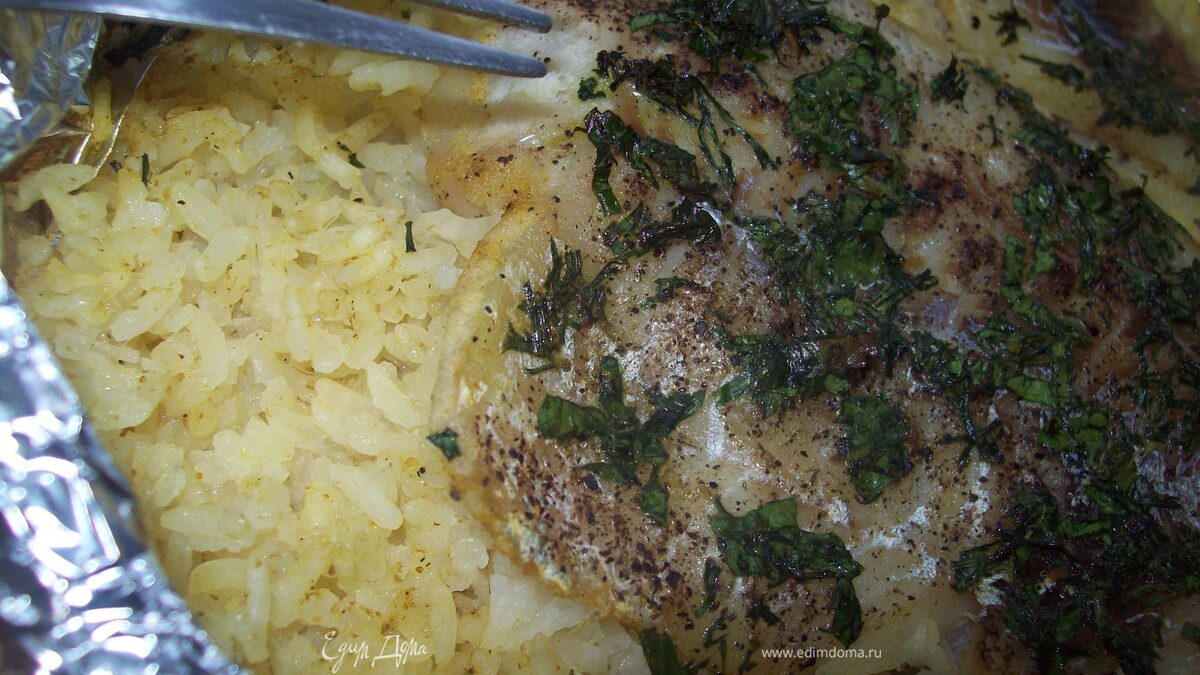 Рыбка с рисом и карри запеченая в фольге
