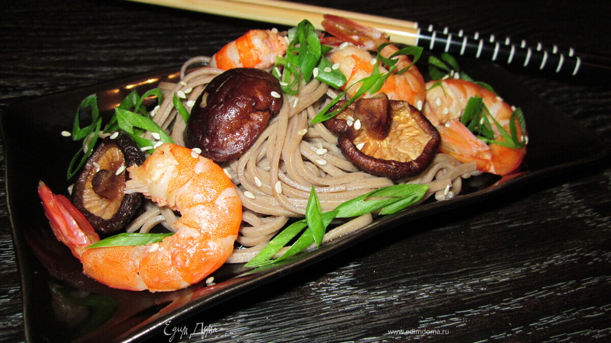 Гречневая лапша "Соба" с грибами и креветками
