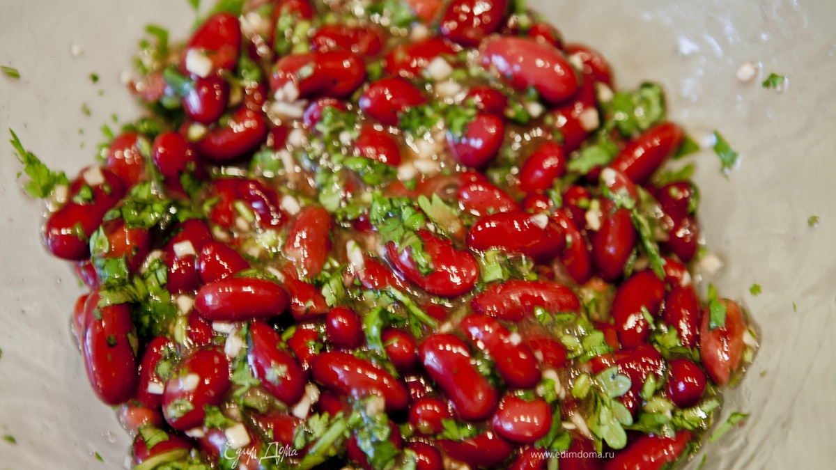 Салат с фасолью и кинзой
