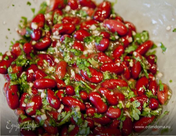 Салат с фасолью и кинзой 