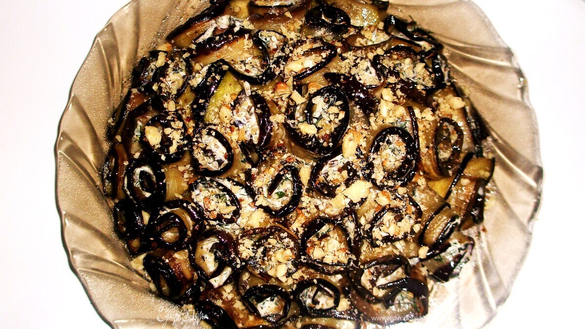Торт из баклажанных рулетиков с чесноком, пармезаном и орехами