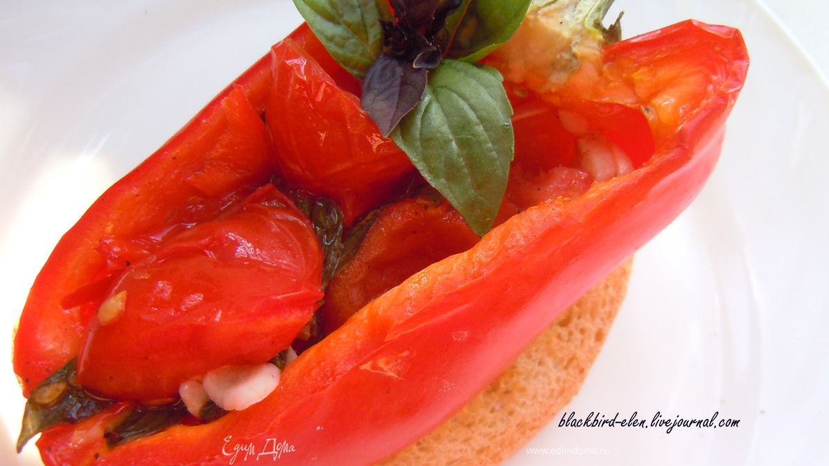 Запеченный болгарский перец с острым перцем и томатами