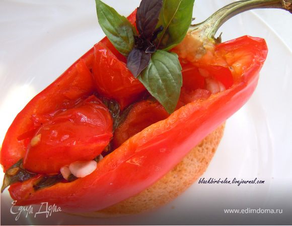 Запеченный болгарский перец с острым перцем и томатами Запеченный болгарский перец с острым перцем и томатами