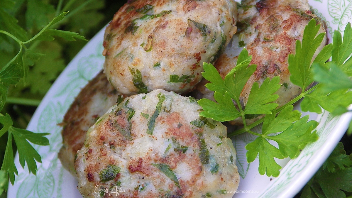 Котлеты из сома с петрушкой и чесноком