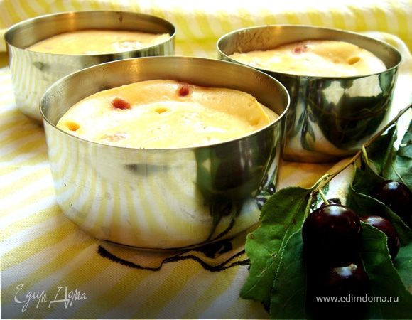 Десерт из запеченной ряженки с вишнями и шоколадом