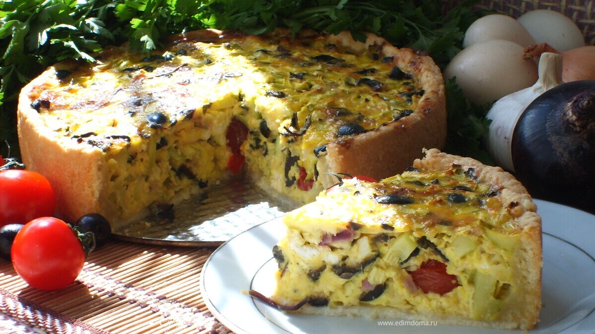 Киш с кабачками и маслинами