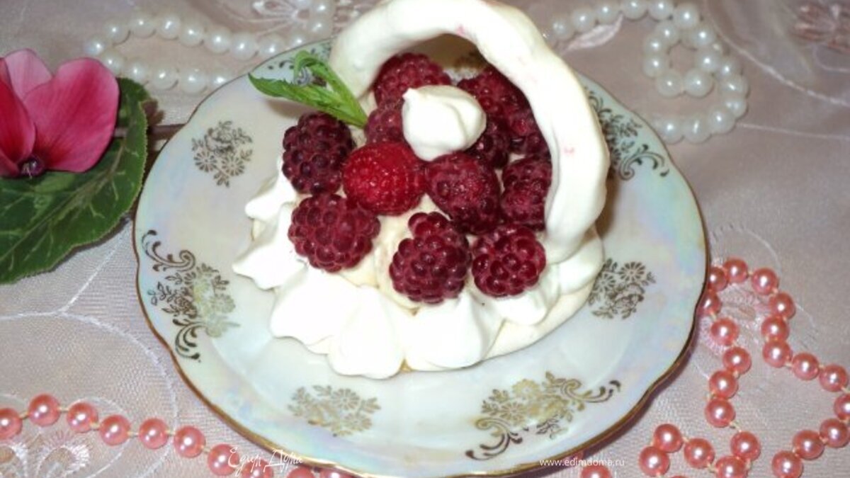 Меренги с фруктами и ягодами.