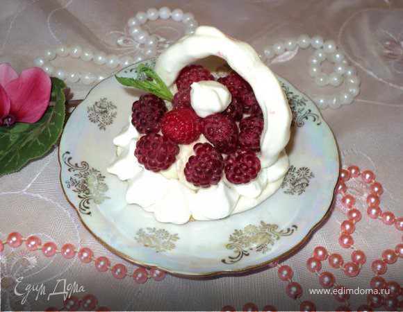 Меренги с фруктами и ягодами.