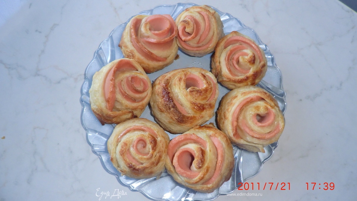 Розочки слоеные с колбасой