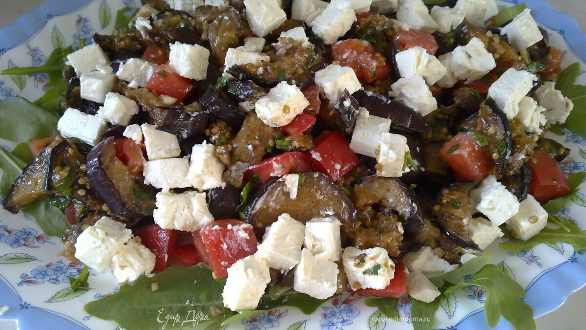 Салат из баклажанов-гриль, помидор и феты