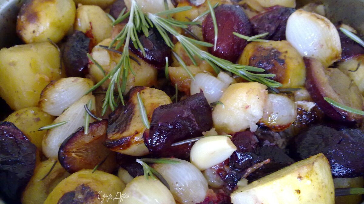 Утка, запеченная со сливами и овощами