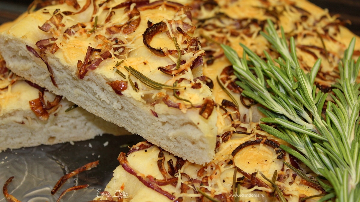 Фокачча с жареным луком и розмарином