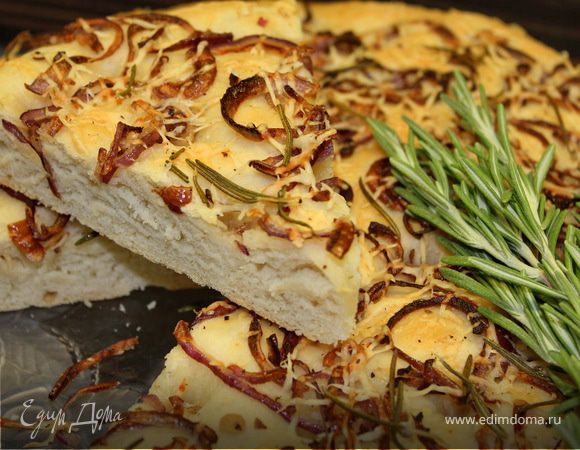 Фокачча с жареным луком и розмарином Фокачча с жареным луком и розмарином