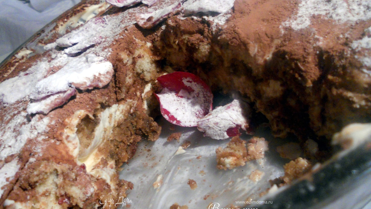 Медовый тирамису с лепестками роз