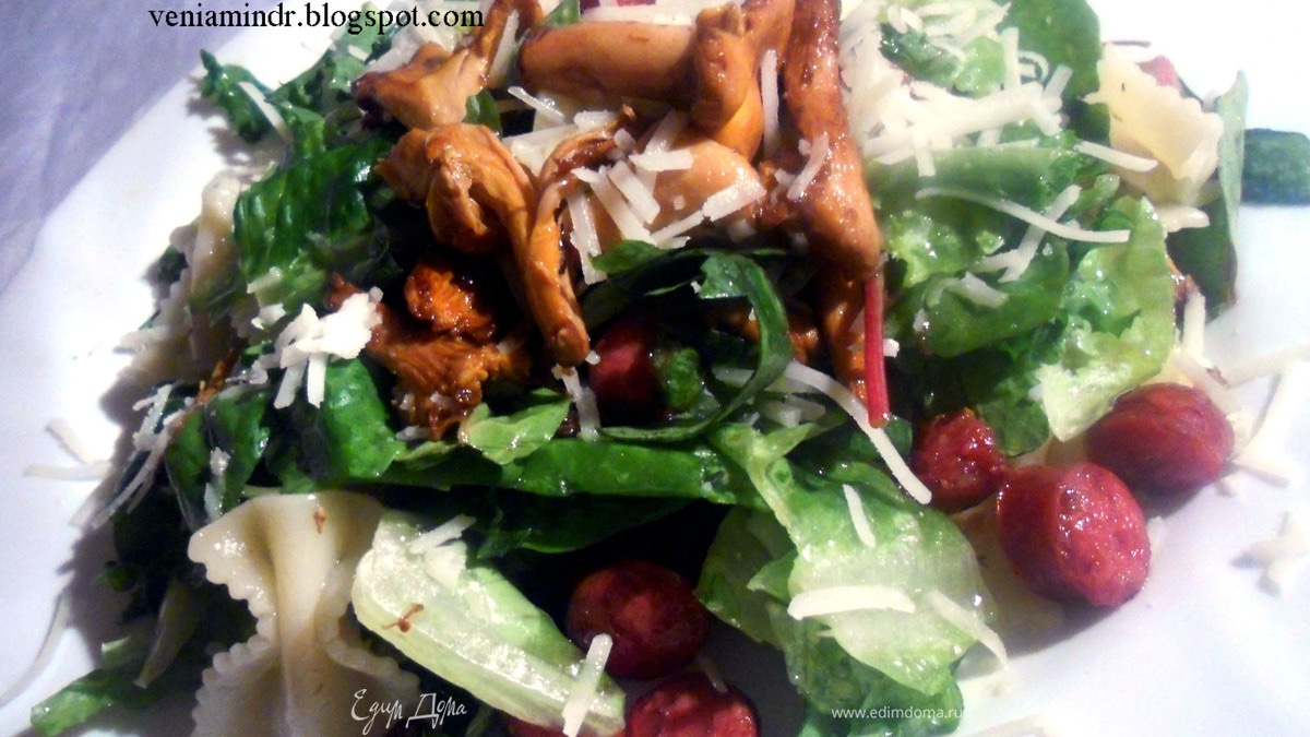 Салат с пастой, лисичками и копчеными колбасками