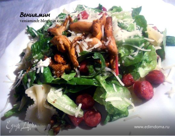 Салат с пастой, лисичками и копчеными колбасками