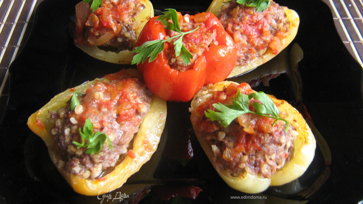 Половинки перцев, фаршированных булгуром и мясом