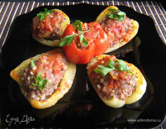 Половинки перцев, фаршированных булгуром и мясом Половинки перцев, фаршированных булгуром и мясом