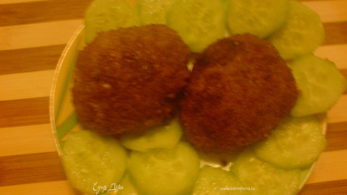 Мясные лепешки с брынзой в чесночной панировке 