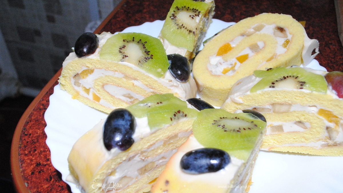 Рулет с персиками и ананасом