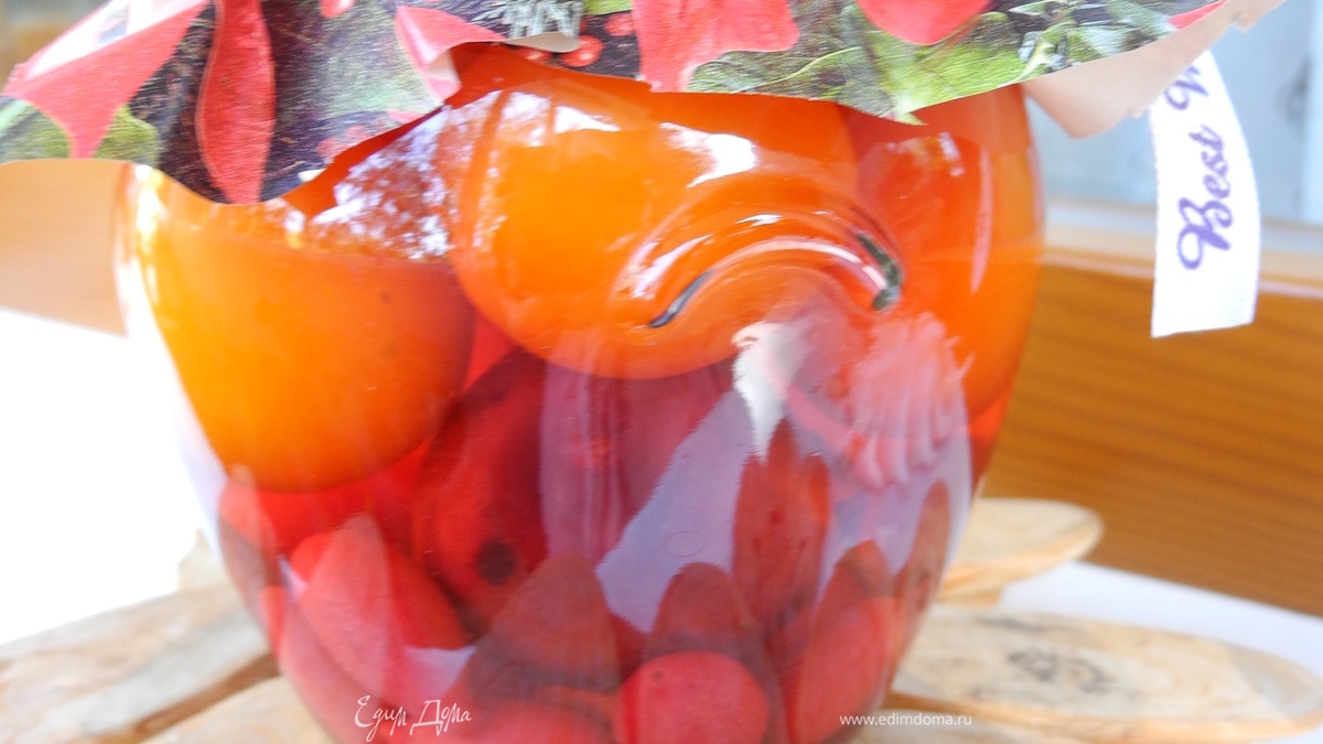 Ассорти из помидоров и кизила