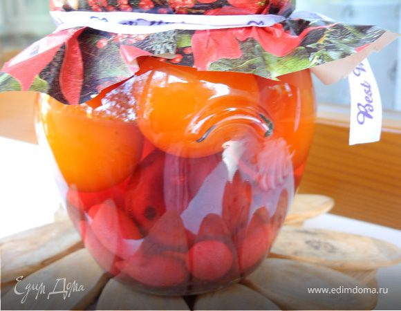 Ассорти из помидоров и кизила Ассорти из помидоров и кизила