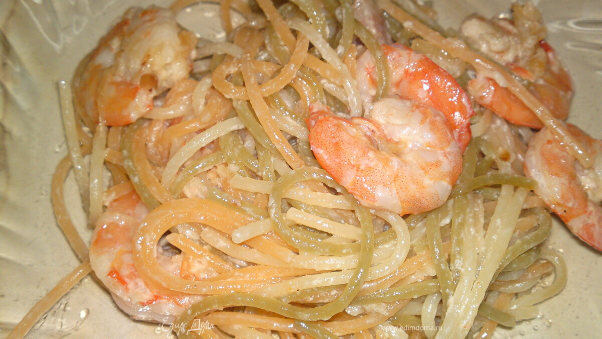 Спагетти с беконом и креветками