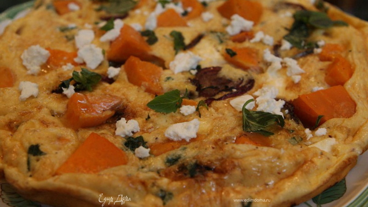 Фриттата с пармезаном, бататом и красным луком  