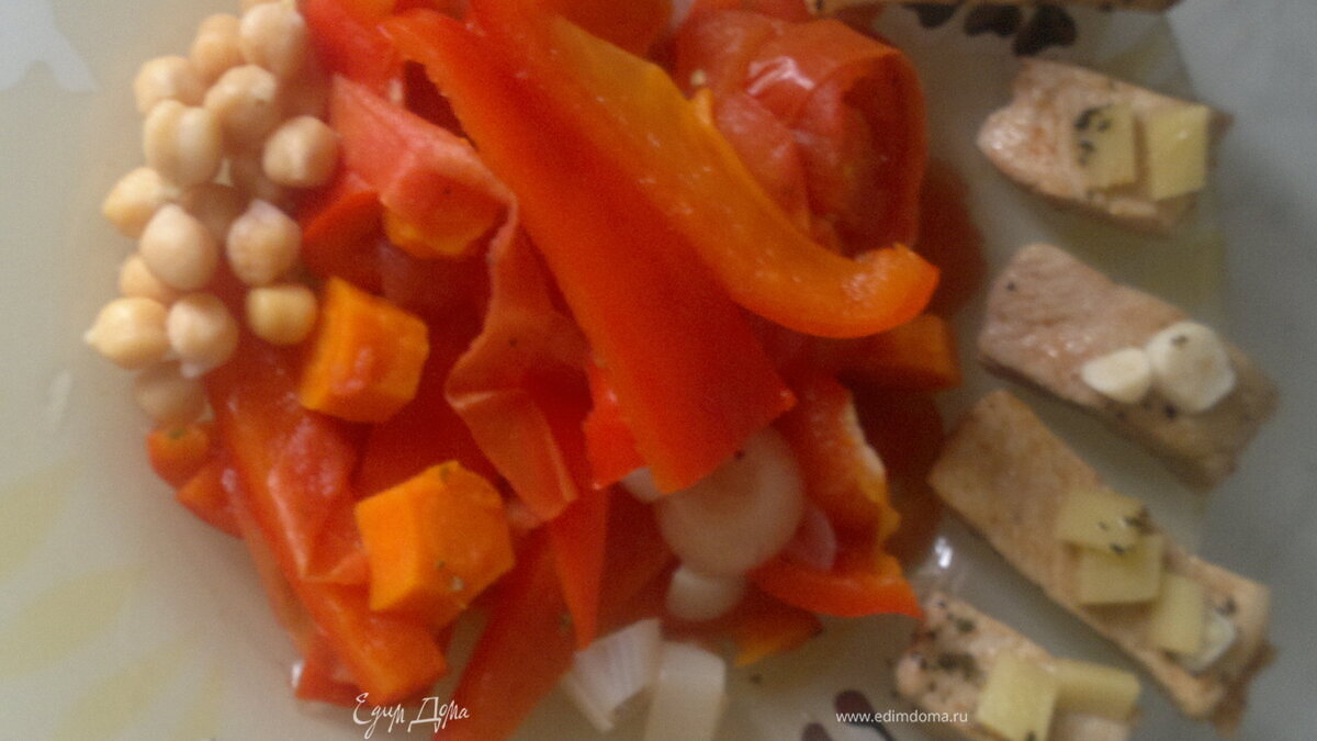 Свиная корейка с нутом и бланшироваными овощами