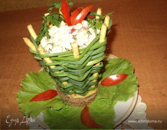 Корзинка с салатом.