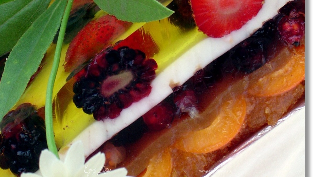 Желейный торт с ягодами и шоколадной крошкой