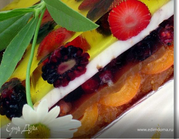 Желейный торт с ягодами и шоколадной крошкой