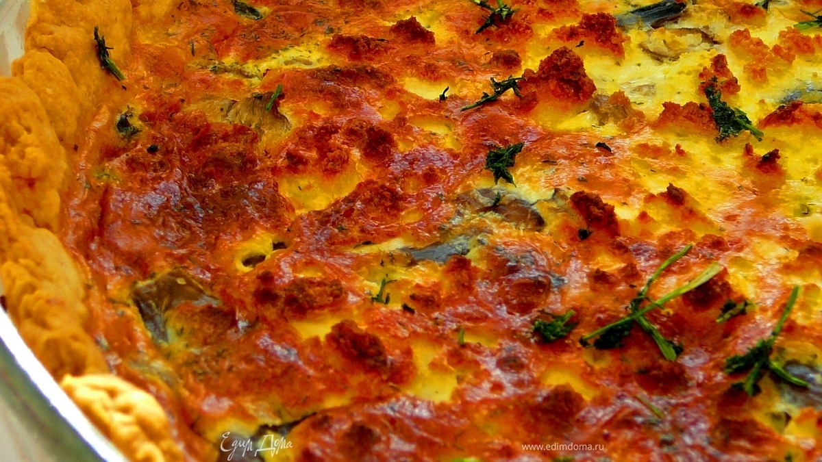 Киш с копченой рыбой и грибами.