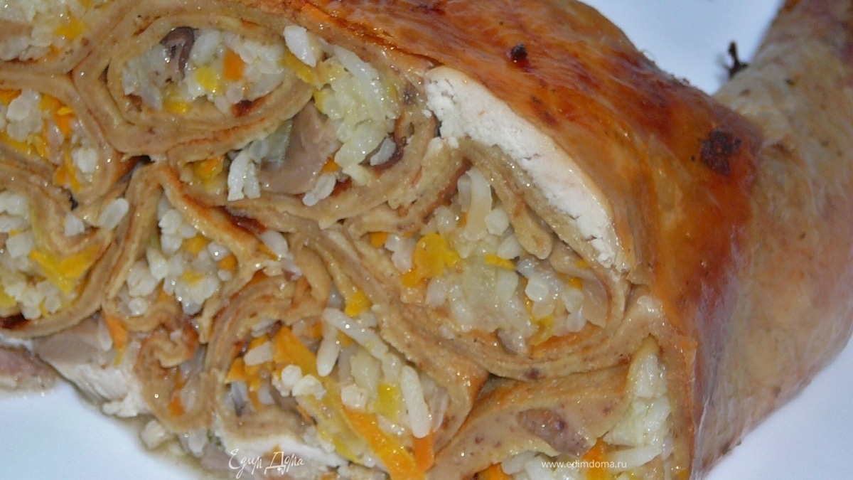 Курица фаршированная печеночными блинами с рисом и грибами