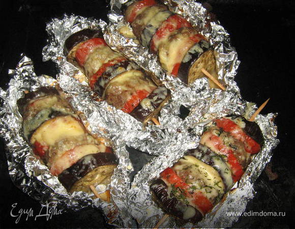 Баклажаны с мясным фаршем и сыром на шампуриках.