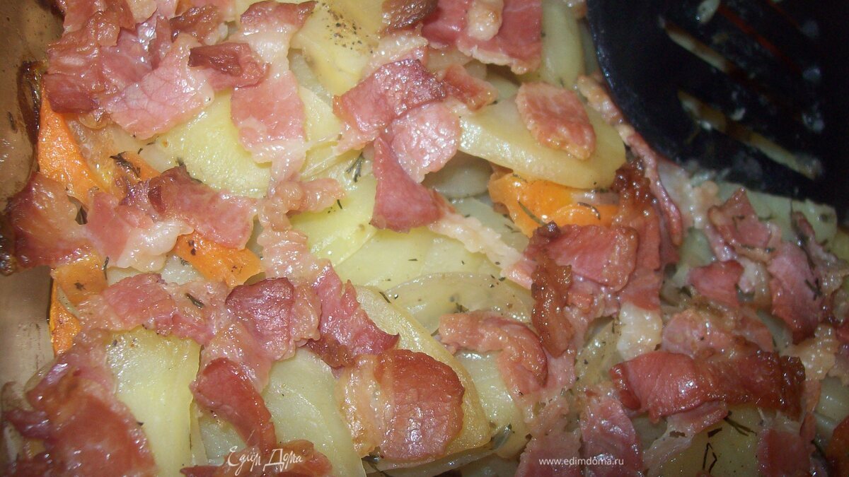 Картофель ломтиками, запеченный с беконом