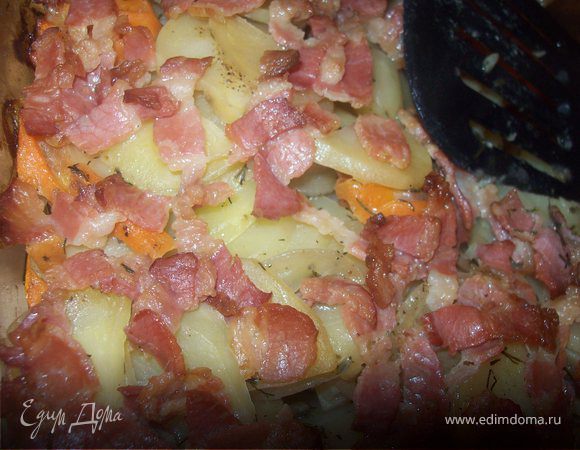 Картофель ломтиками, запеченный с беконом Картофель ломтиками, запеченный с беконом