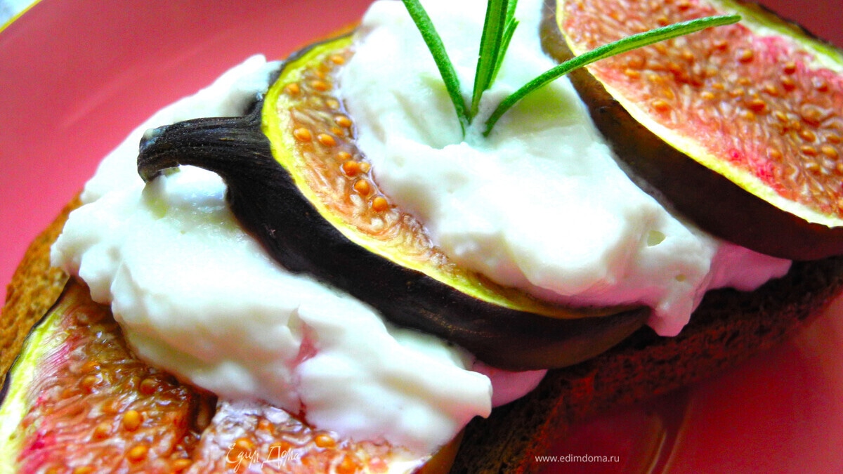 Кростини с инжиром и козьим сыром
