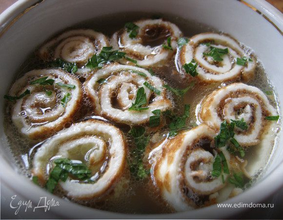 Бульон с рулетиками.