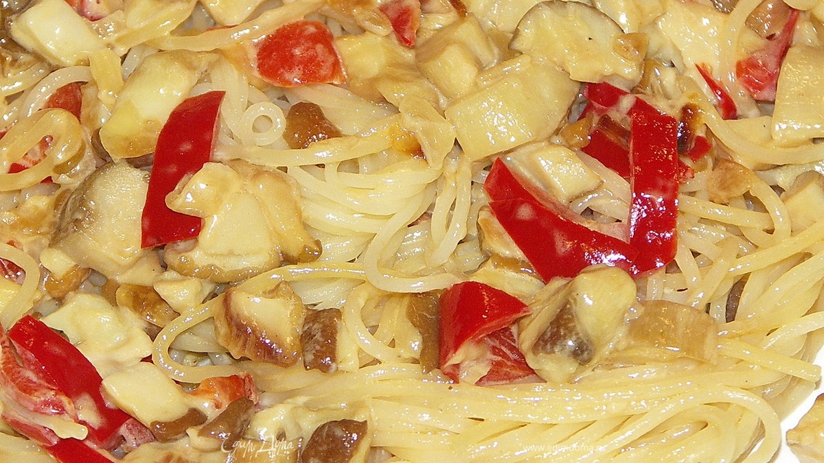 Спагетти с белыми грибами и болгарским перцем
