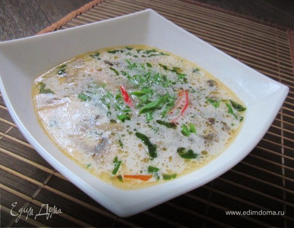 Кокосовый суп с лососем и грибами