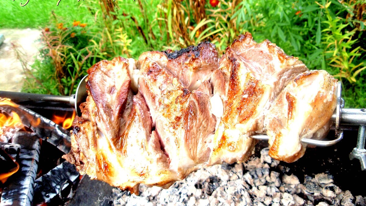 Бараний окорок запеченный на углях