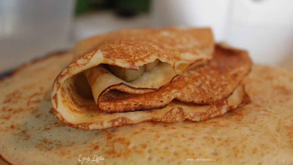 Блины с начинкой из груш в карамели