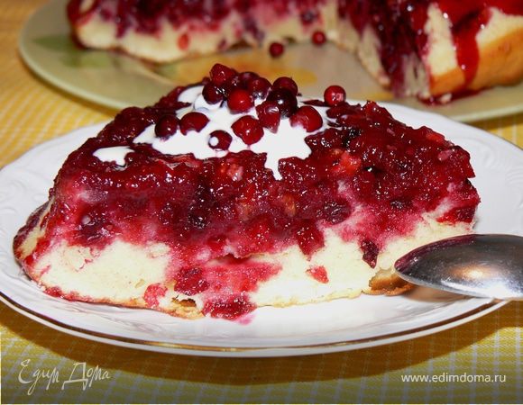 Пирог-перевертыш с брусникой