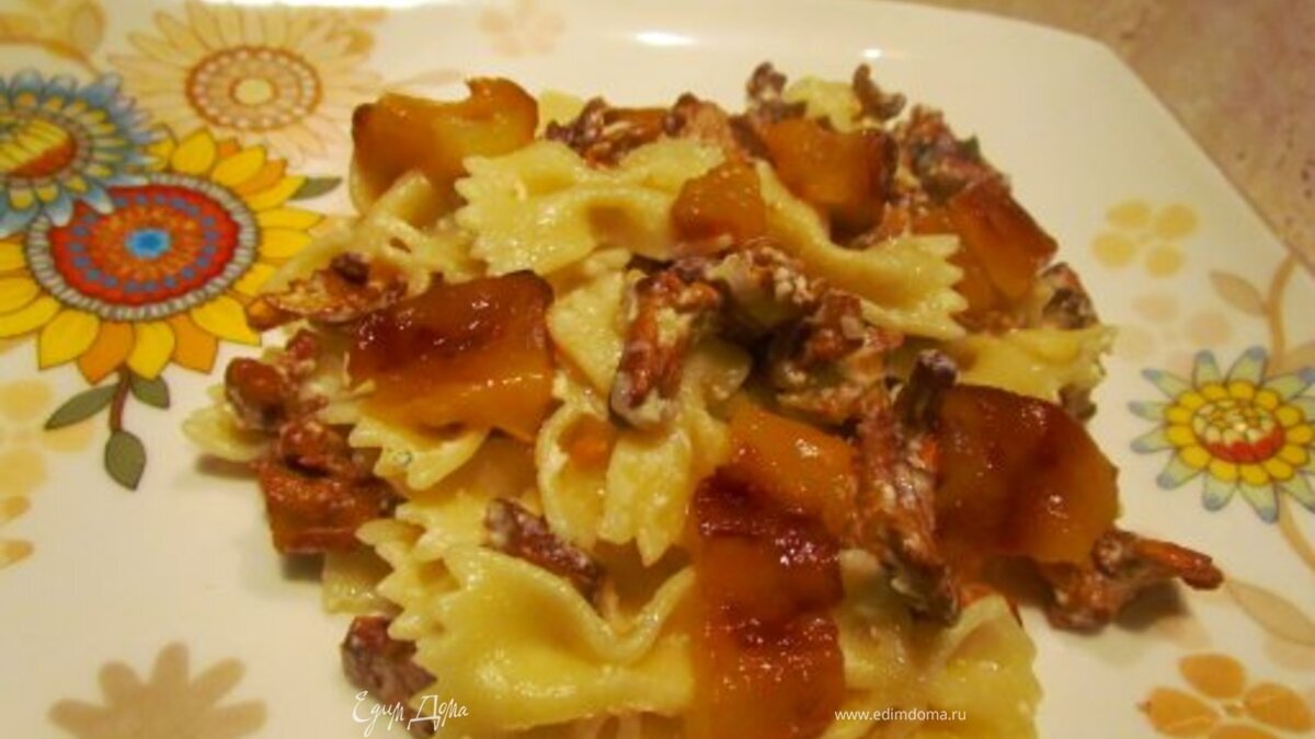 Паста с лисичками, фетой и печеным перцем