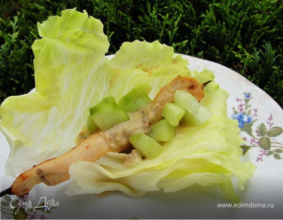 Соте из куриной грудки на гриле, с огурчиками в остром соусе 