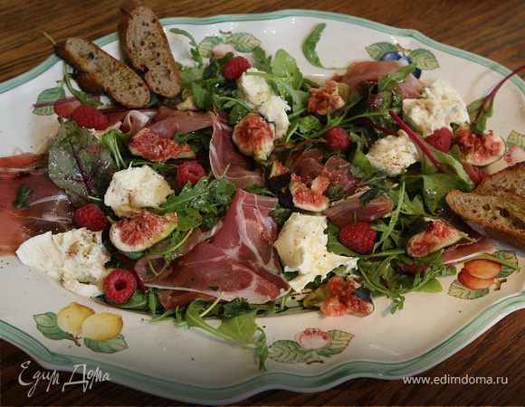 Салат с инжиром, моцареллой и пармской ветчиной