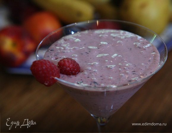 Молочный коктейль с йогуртом, малиной и персиком